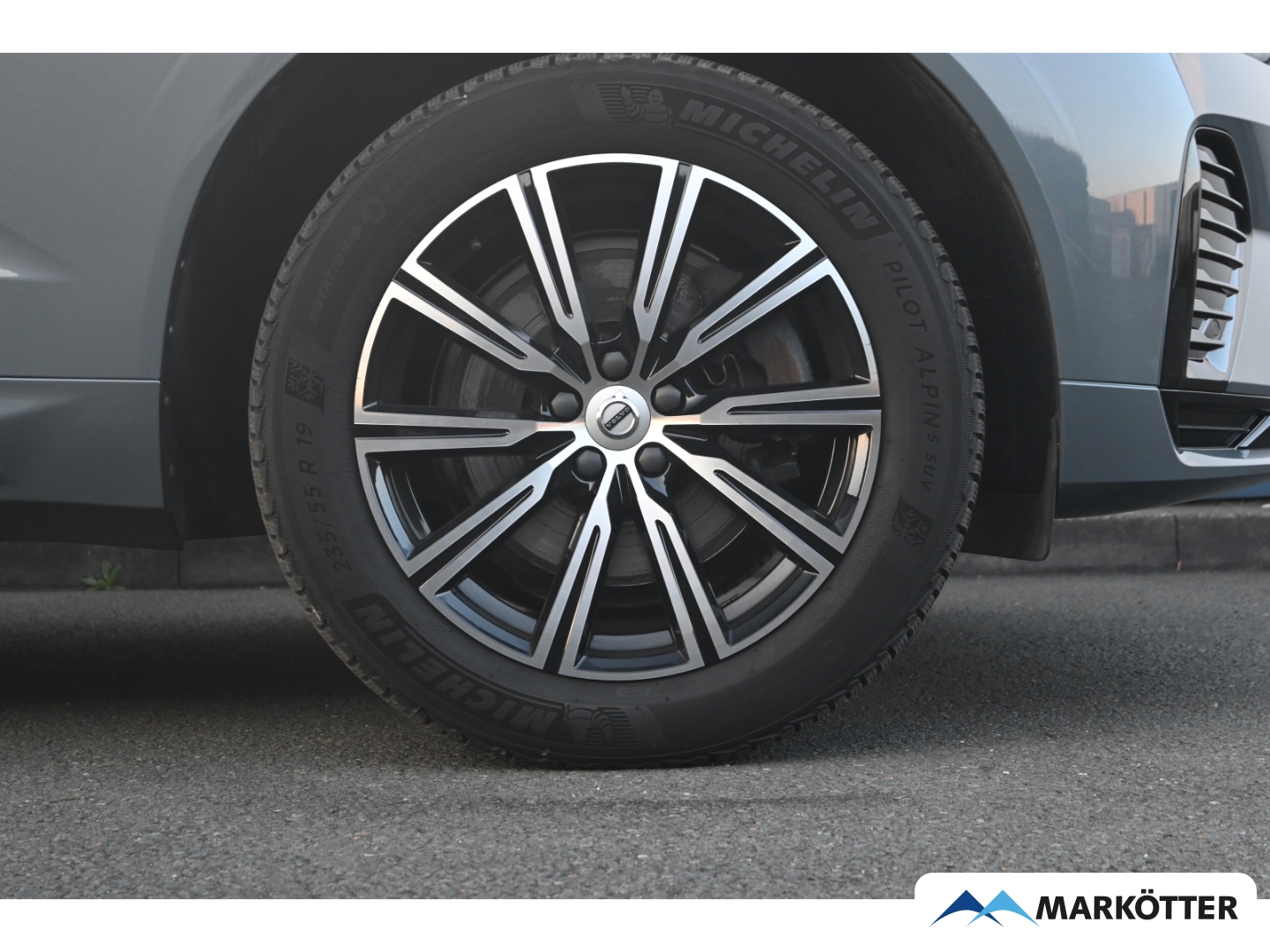 Fahrzeugabbildung Volvo XC60 B4 AWD Plus Dark Keyless/Memory/Kamera/AHK