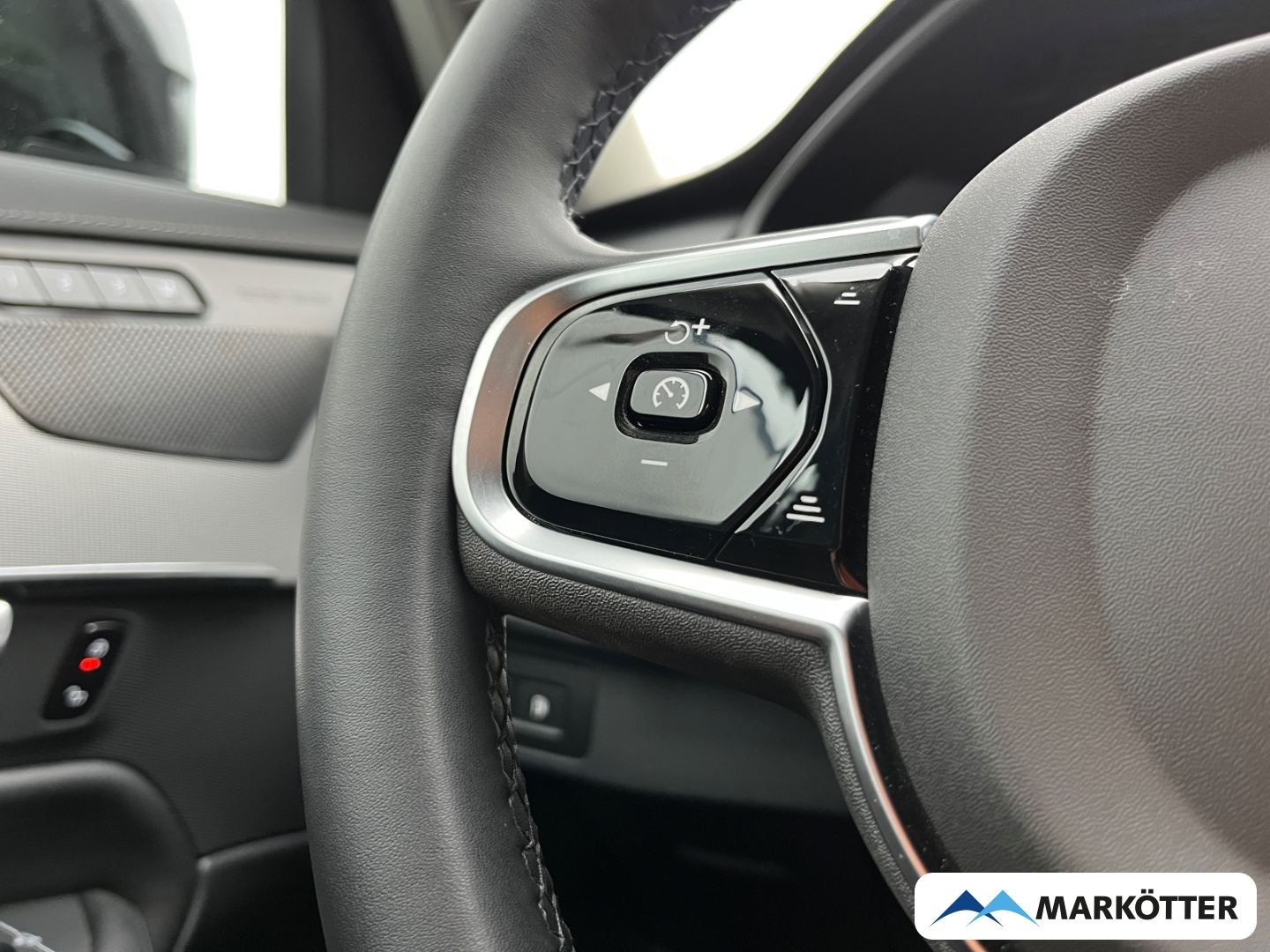 Fahrzeugabbildung Volvo XC90 T8 AWD Plus Dark ACC/H&K/360°/7-Sitze