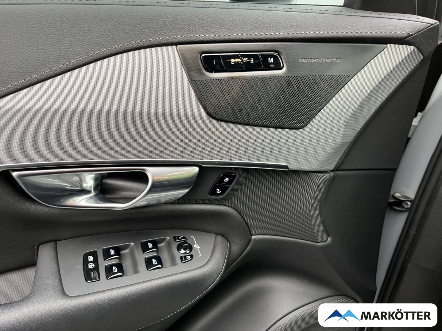 Fahrzeugabbildung Volvo XC90 T8 AWD Plus Dark ACC/H&K/360°/7-Sitze