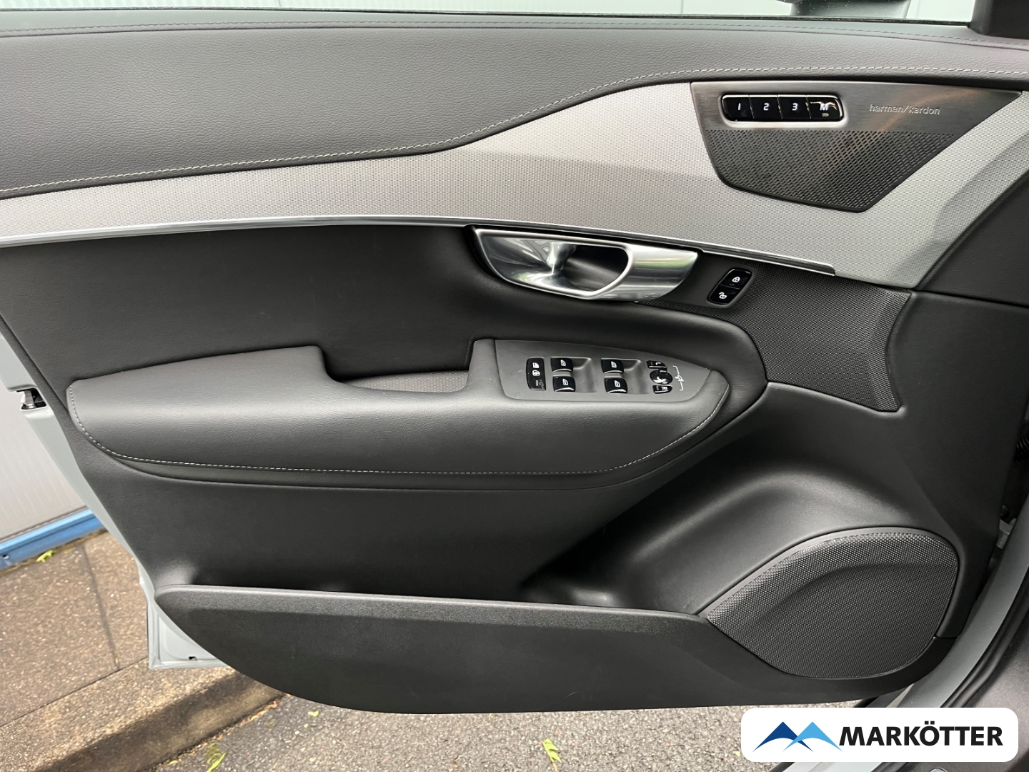Fahrzeugabbildung Volvo XC90 T8 AWD Plus Dark ACC/H&K/360°/7-Sitze