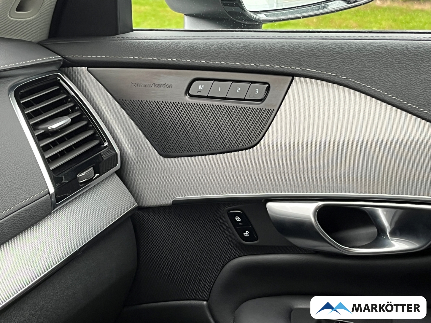 Fahrzeugabbildung Volvo XC90 T8 AWD Plus Dark ACC/H&K/360°/7-Sitze