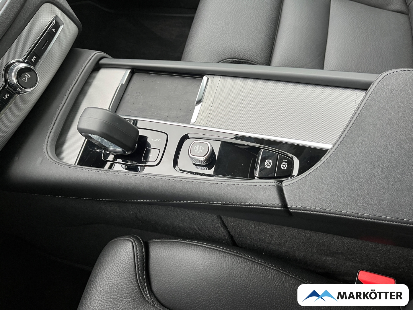 Fahrzeugabbildung Volvo XC90 T8 AWD Plus Dark ACC/H&K/360°/7-Sitze