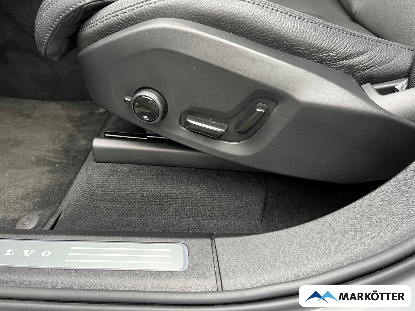 Fahrzeugabbildung Volvo XC90 T8 AWD Plus Dark ACC/H&K/360°/7-Sitze