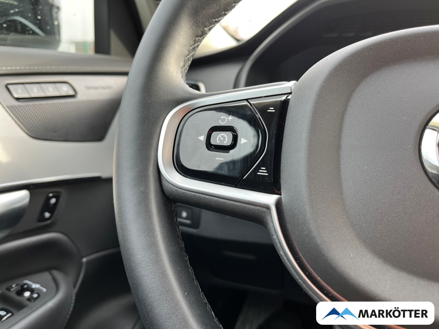 Fahrzeugabbildung Volvo XC90 T8 AWD Ultra Dark Recharge S-Dach/Luftfeder