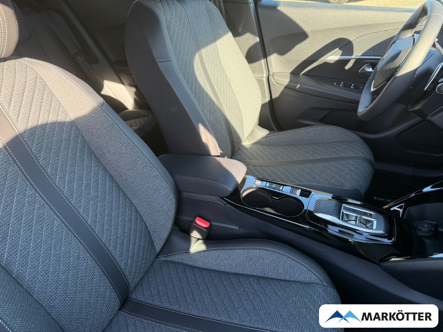 Fahrzeugabbildung Peugeot 2008 1.2 Allure PureTech SHZ/CAM/AHK/TEMP/NAVI