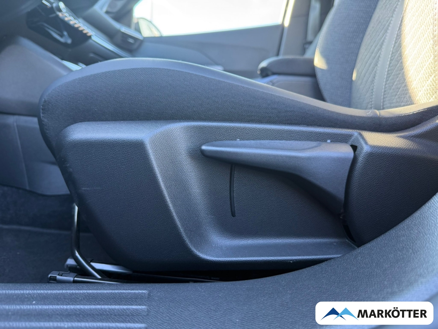 Fahrzeugabbildung Peugeot 2008 1.2 Allure PureTech SHZ/CAM/AHK/TEMP/NAVI