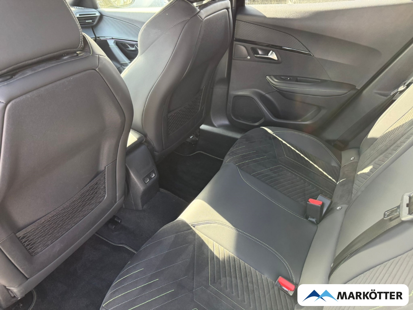 Fahrzeugabbildung Peugeot 2008 GT AHK/ALCANTARA/CAM/LED/NAVI/SHZ/LED