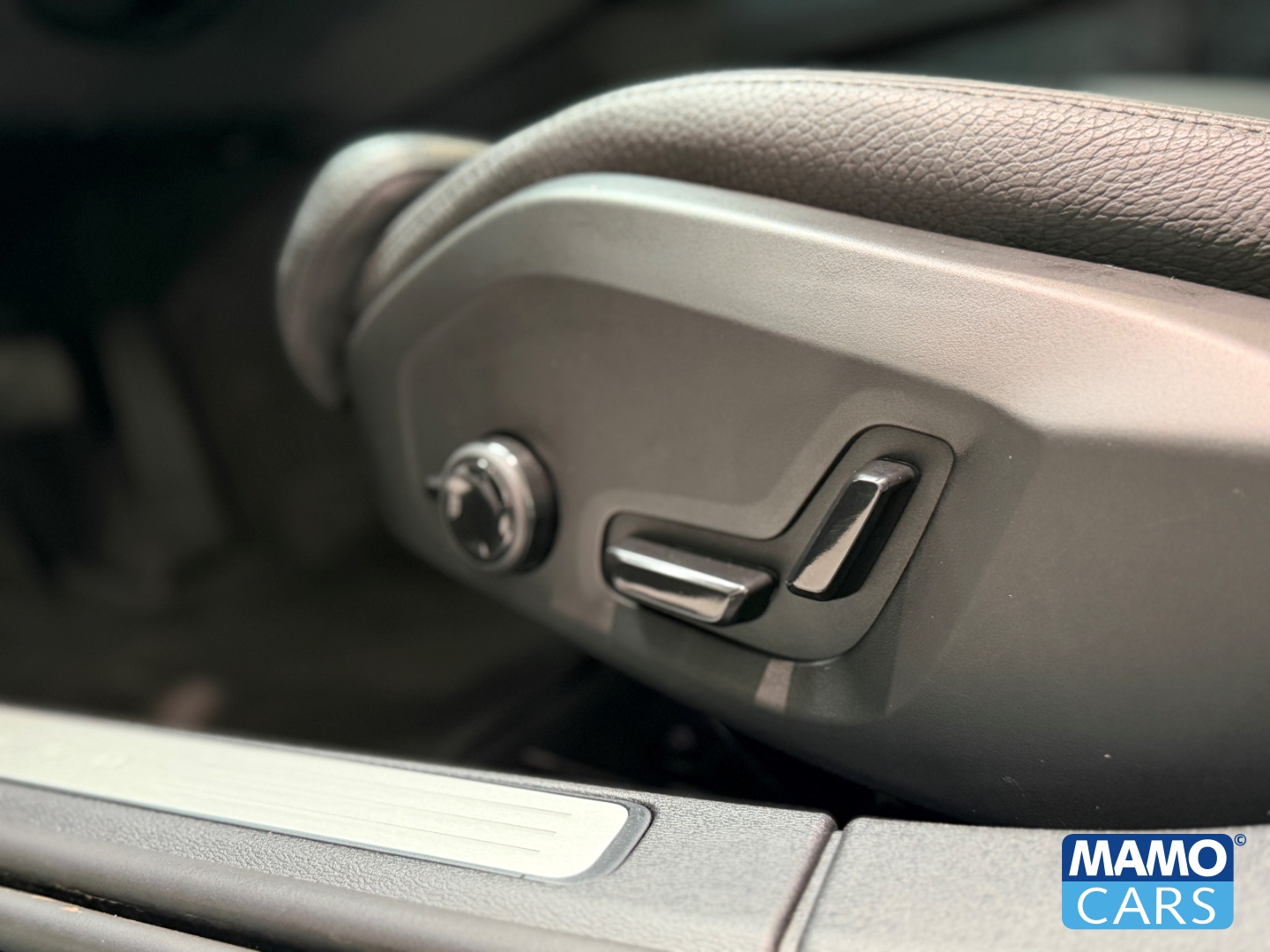 Fahrzeugabbildung Volvo V60 B4 Plus Dark ACC/BLIS/HUD/360°/PANO