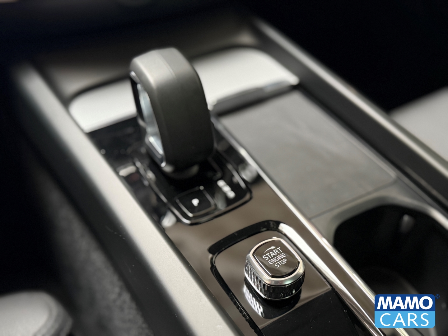 Fahrzeugabbildung Volvo V60 B4 Plus Dark ACC/BLIS/HUD/360°/PANO
