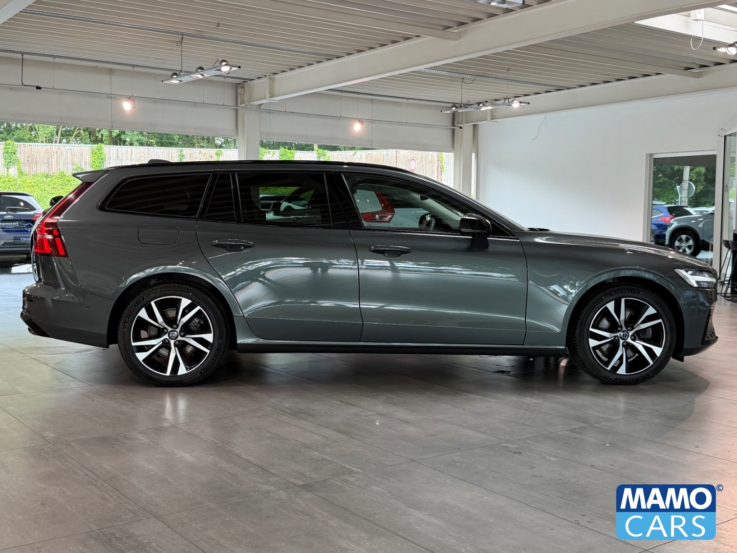 Fahrzeugabbildung Volvo V60 B4 Plus Dark ACC/BLIS/HUD/360°/PANO