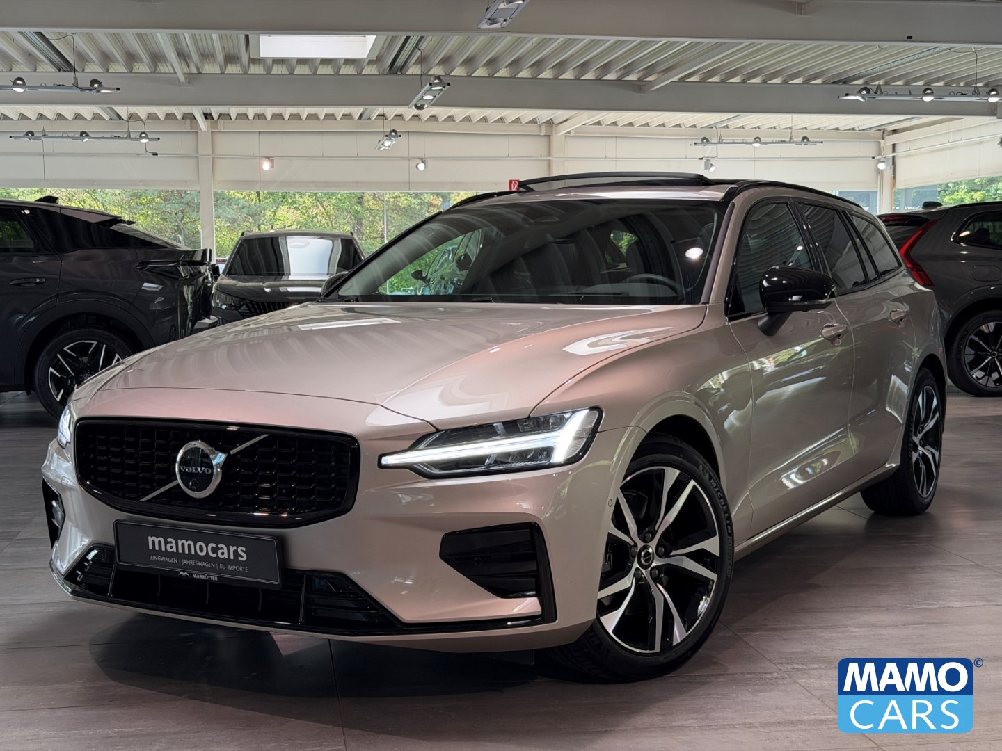 Fahrzeugabbildung Volvo V60 B4 Plus Dark PANO/360°/HUD/BLIS/ACC/