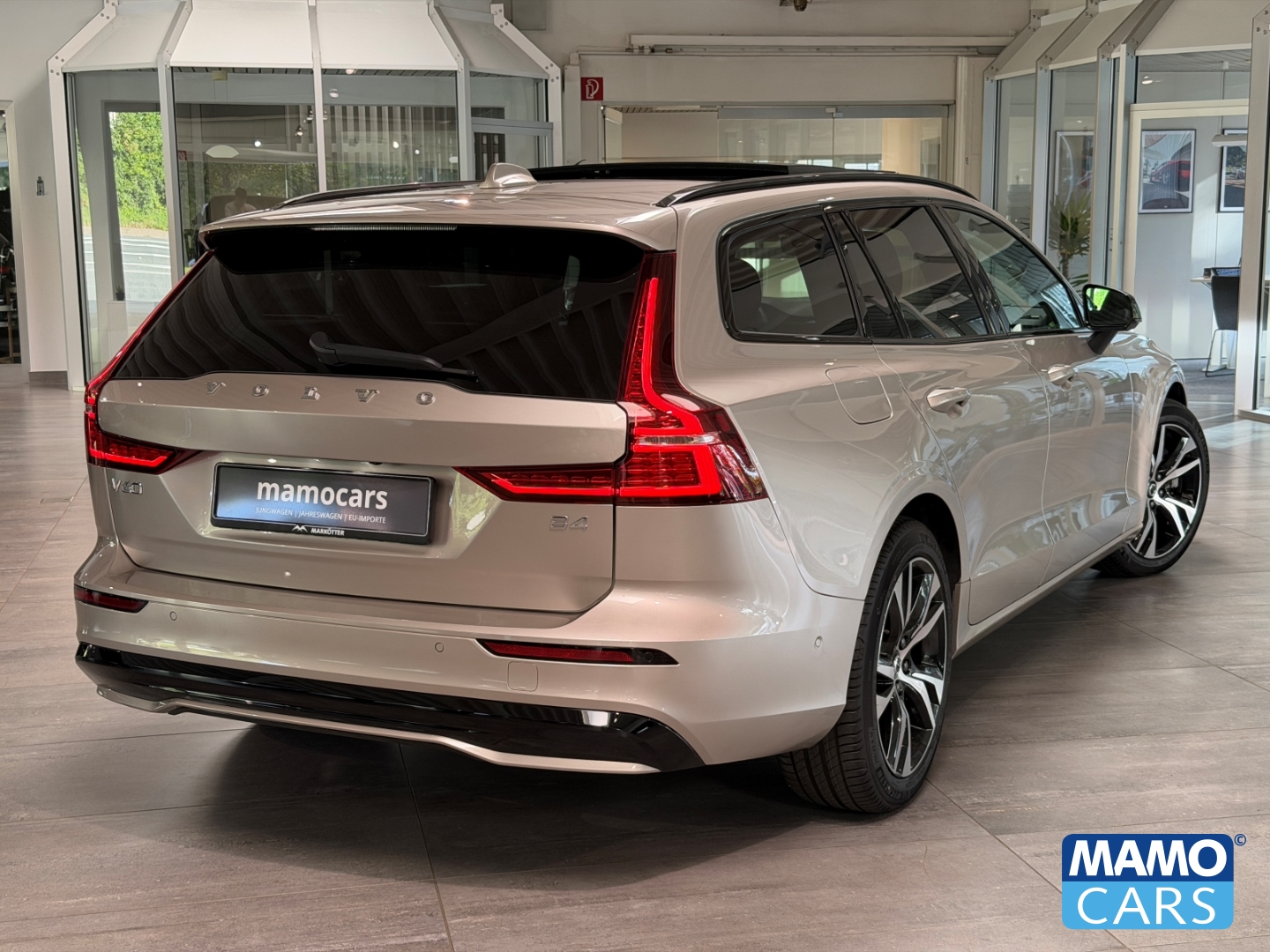 Fahrzeugabbildung Volvo V60 B4 Plus Dark PANO/360°/HUD/BLIS/ACC/