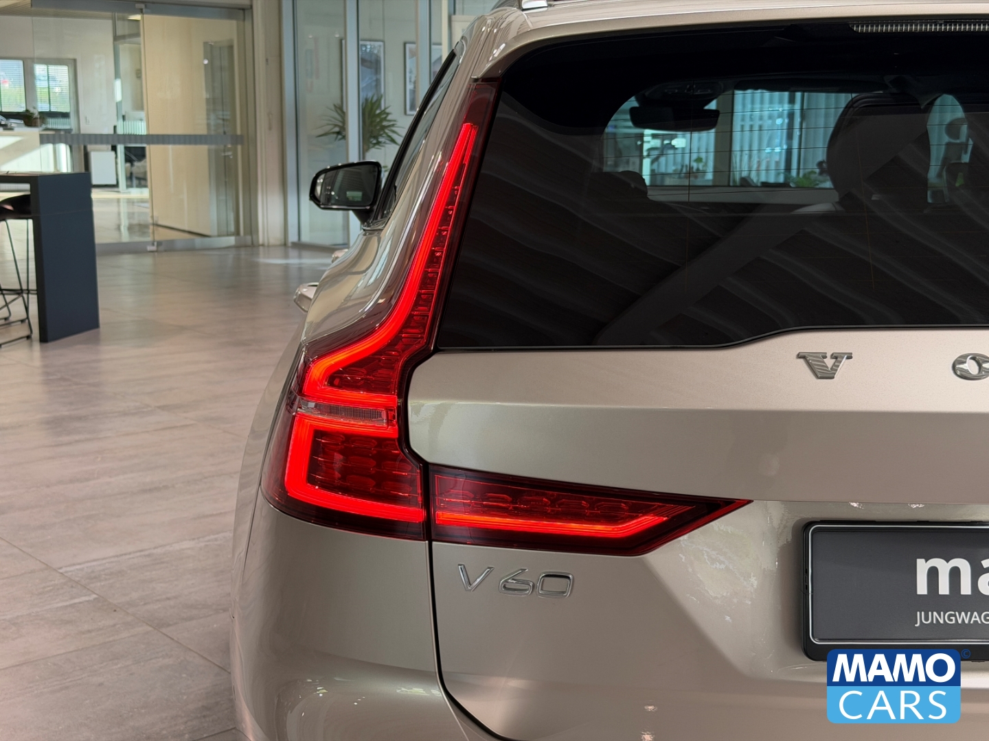 Fahrzeugabbildung Volvo V60 B4 Plus Dark PANO/360°/HUD/BLIS/ACC/