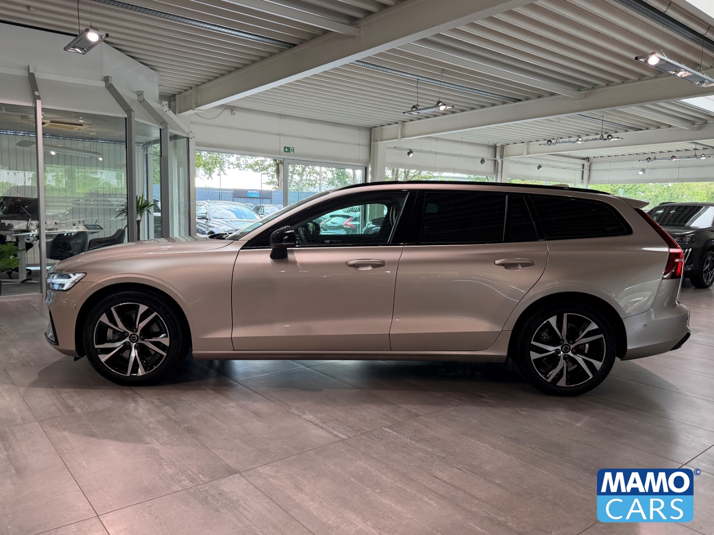 Fahrzeugabbildung Volvo V60 B4 Plus Dark PANO/360°/HUD/BLIS/ACC/