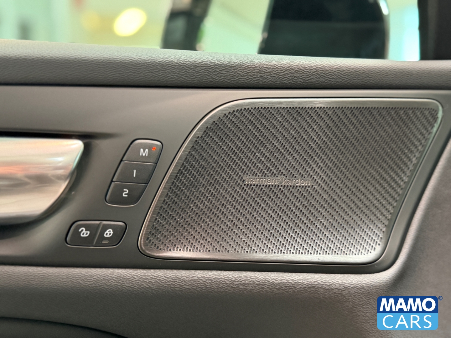 Fahrzeugabbildung Volvo V60 B4 Plus Dark PANO/360°/HUD/BLIS/ACC/