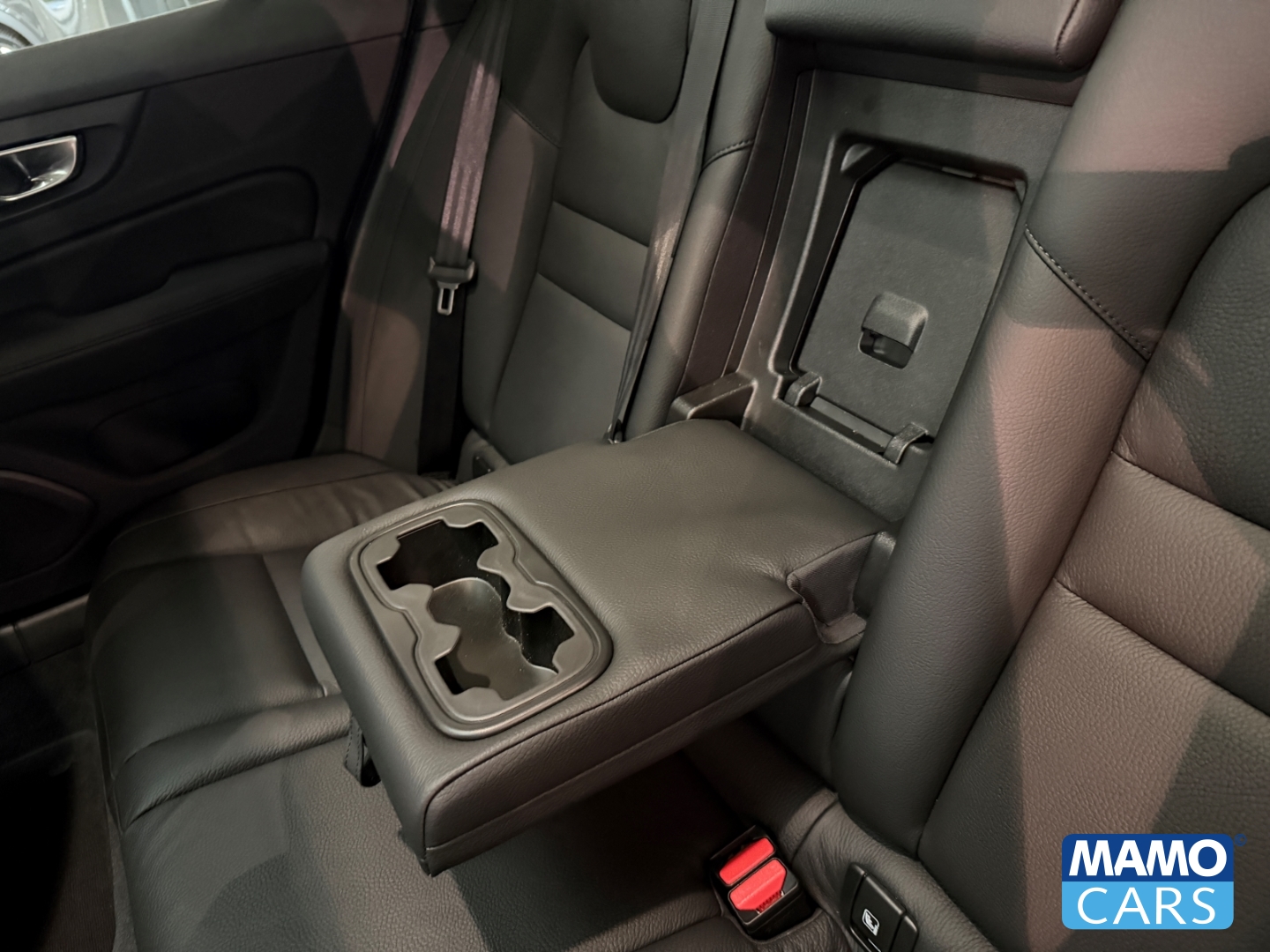Fahrzeugabbildung Volvo V60 B4 Plus Dark PANO/360°/HUD/BLIS/ACC/