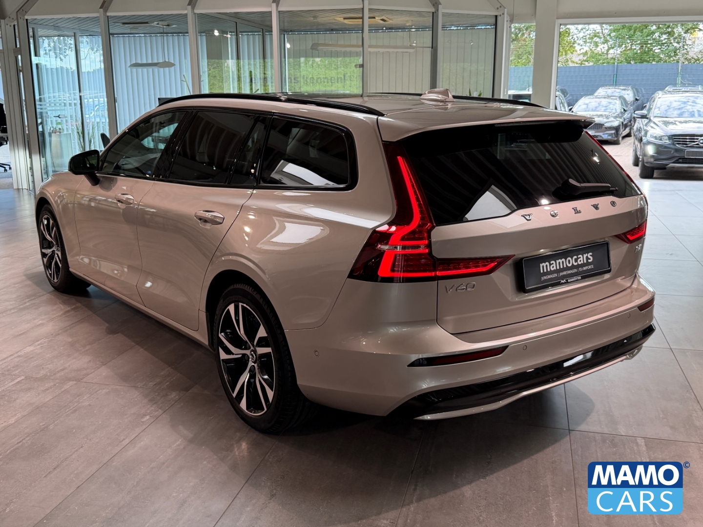 Fahrzeugabbildung Volvo V60 B4 Plus Dark PANO/360°/HUD/BLIS/ACC/