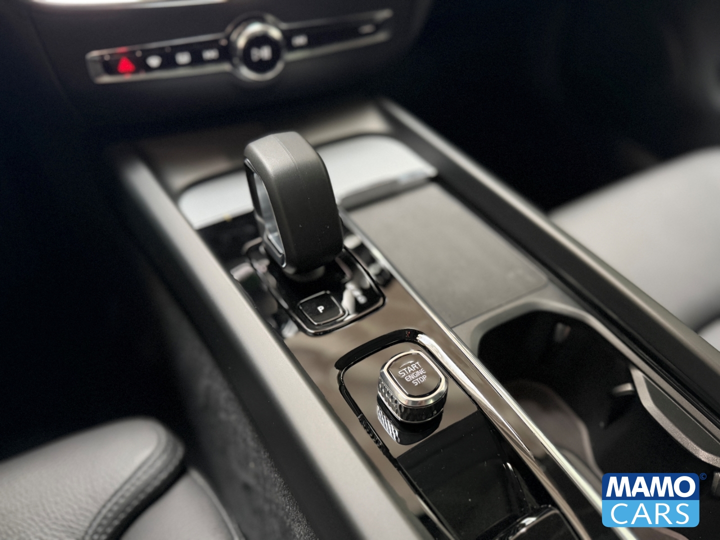 Fahrzeugabbildung Volvo V60 B4 Plus Dark PANO/360°/HUD/BLIS/ACC/
