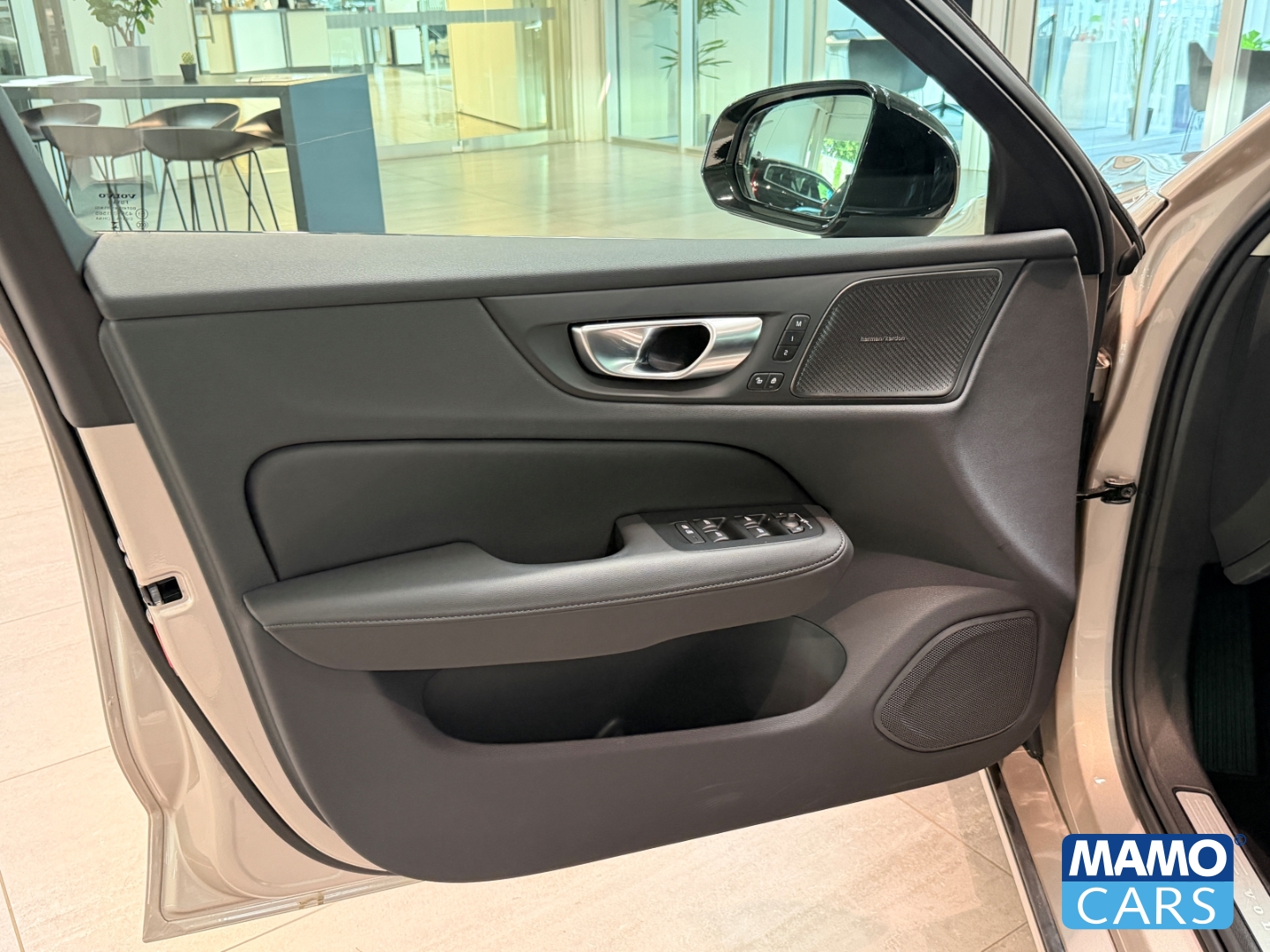 Fahrzeugabbildung Volvo V60 B4 Plus Dark PANO/360°/HUD/BLIS/ACC/