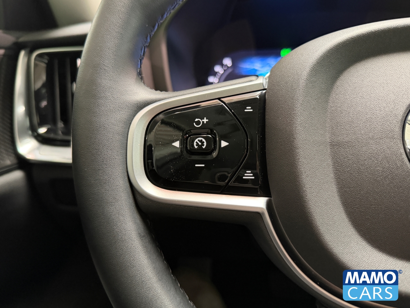 Fahrzeugabbildung Volvo V60 B4 Plus Dark PANO/360°/HUD/BLIS/ACC/