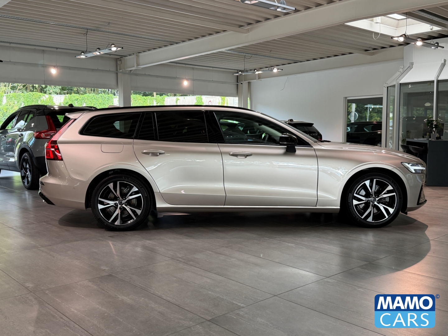 Fahrzeugabbildung Volvo V60 B4 Plus Dark PANO/360°/HUD/BLIS/ACC/