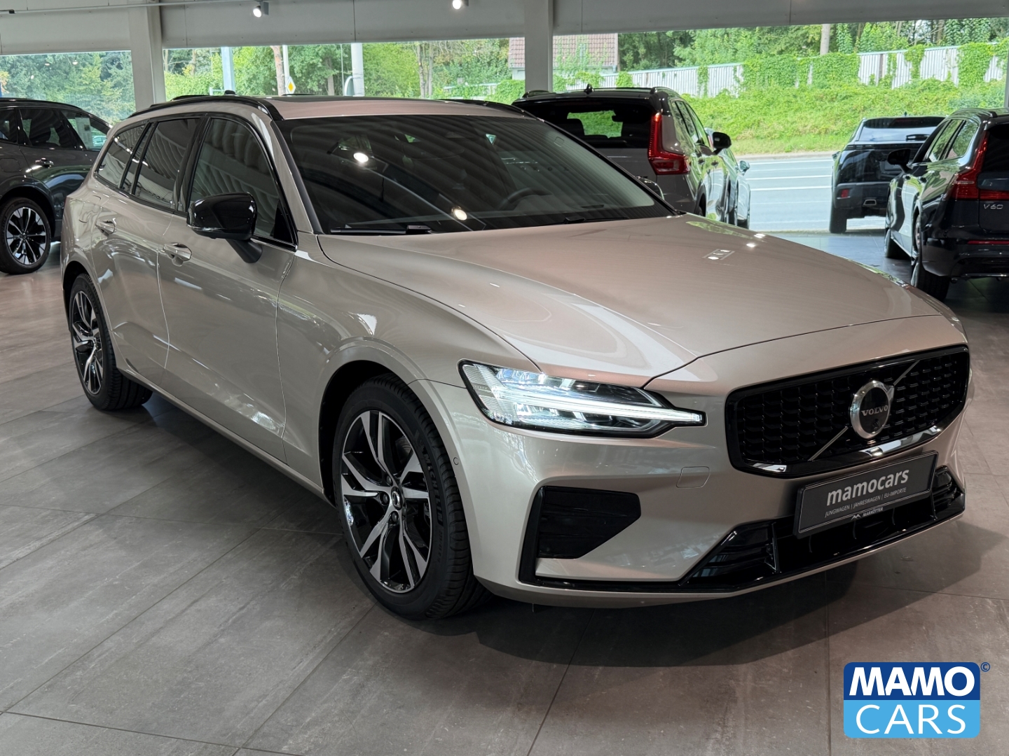Fahrzeugabbildung Volvo V60 B4 Plus Dark PANO/360°/HUD/BLIS/ACC/