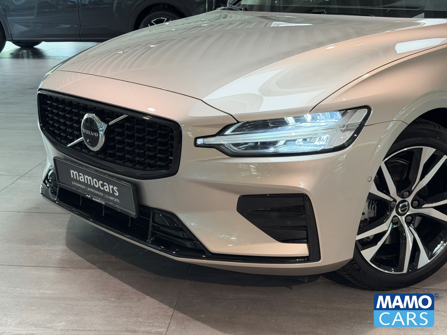 Fahrzeugabbildung Volvo V60 B4 Plus Dark PANO/360°/HUD/BLIS/ACC/