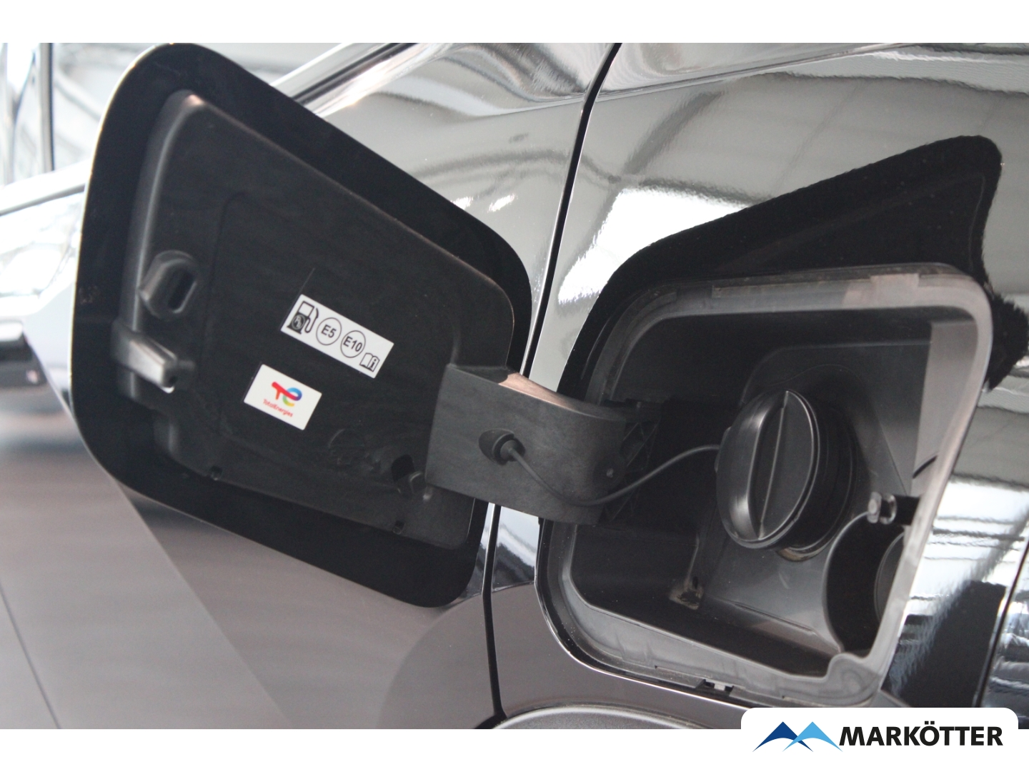 Fahrzeugabbildung Peugeot 2008 Hybrid 145 GT, Massagesitze, 360 Grad Kamera