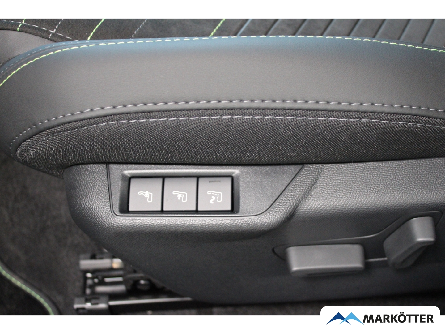 Fahrzeugabbildung Peugeot 2008 Hybrid 145 GT, Massagesitze, 360 Grad Kamera