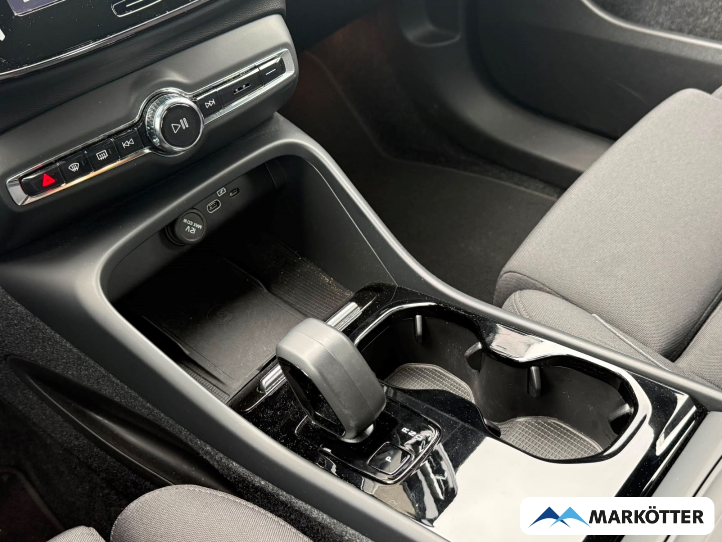 Fahrzeugabbildung Volvo XC40 Core Recharge Pure Electric SHZ/LHZ/CAM/TEMP