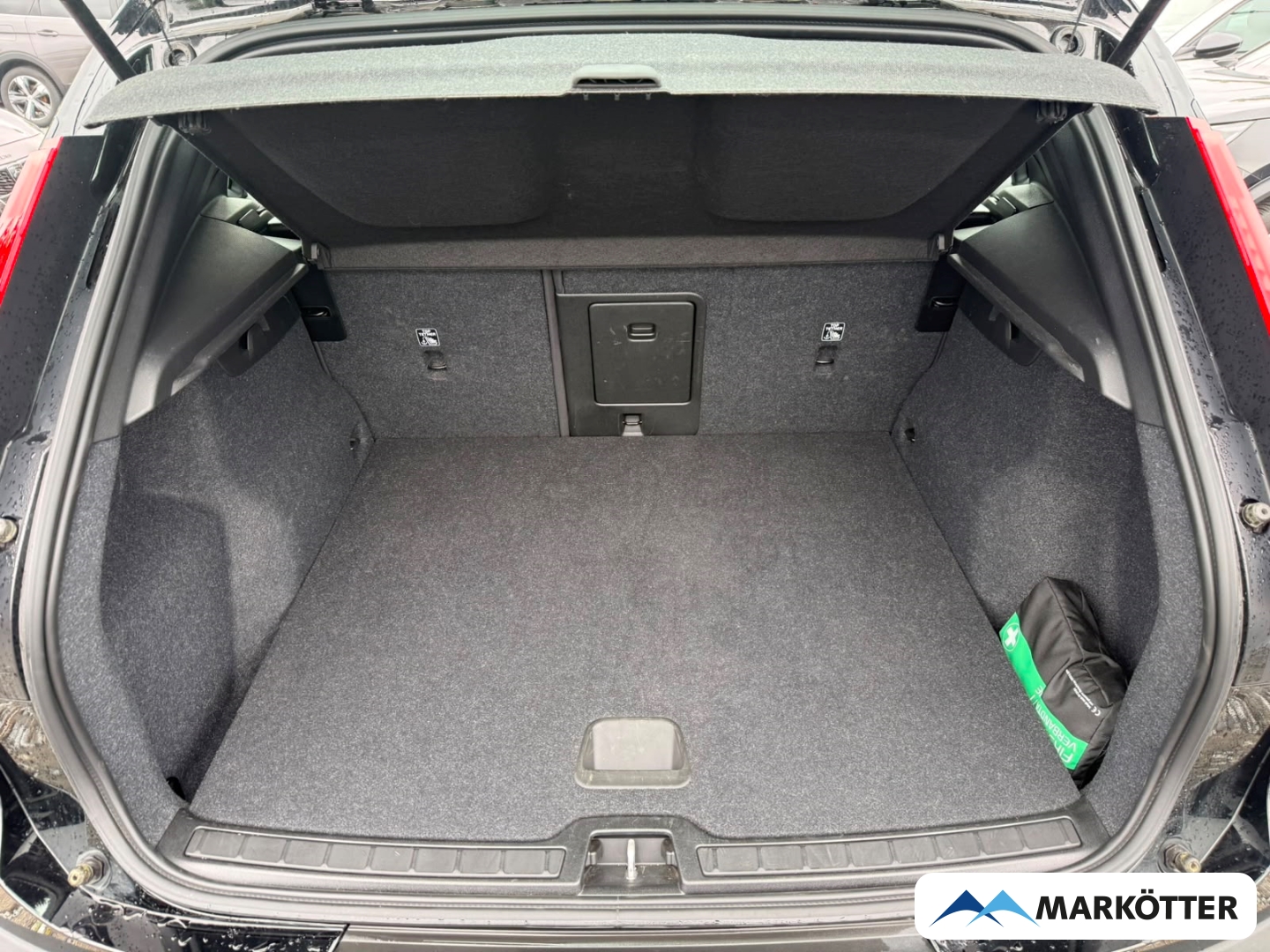 Fahrzeugabbildung Volvo XC40 Core Recharge Pure Electric SHZ/LHZ/CAM/TEMP