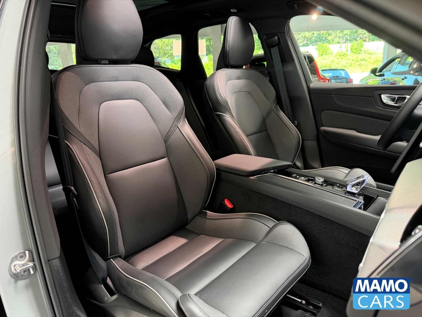 Fahrzeugabbildung Volvo XC60 B5 AWD Plus Black Edition AHK/ACC/360°/PANO