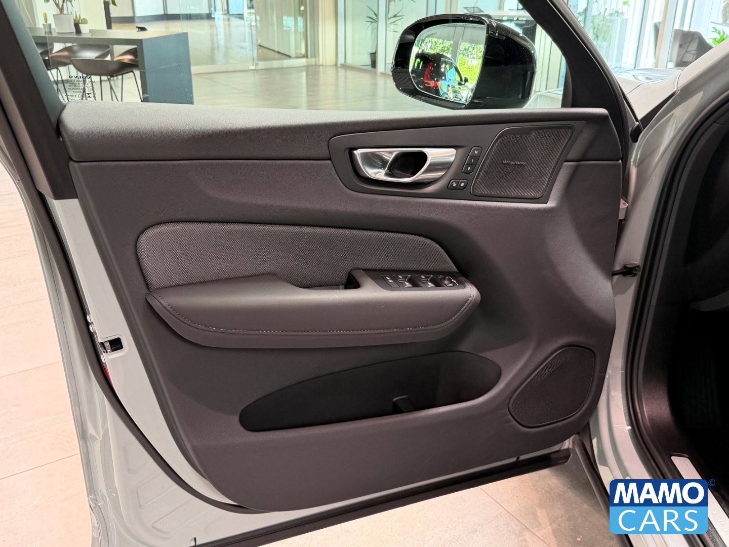 Fahrzeugabbildung Volvo XC60 B5 AWD Plus Black Edition AHK/ACC/360°/PANO