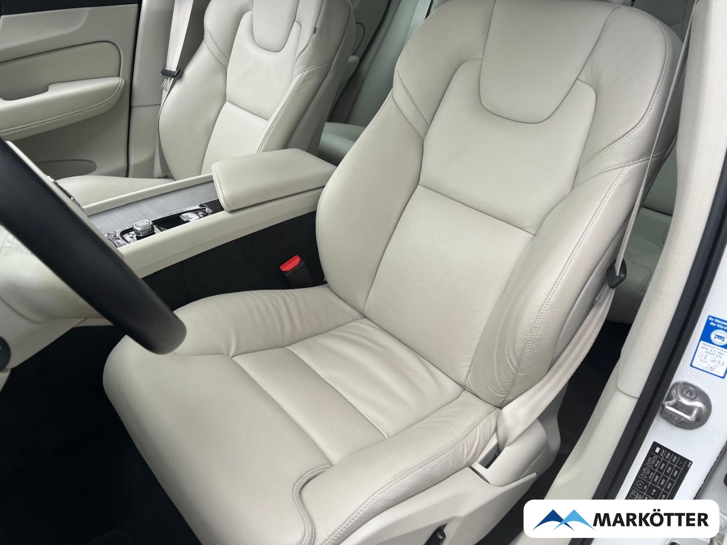 Fahrzeugabbildung Volvo XC60 B4 Plus Bright 4xSHZ/CAM/BLIS/ACC/AHK