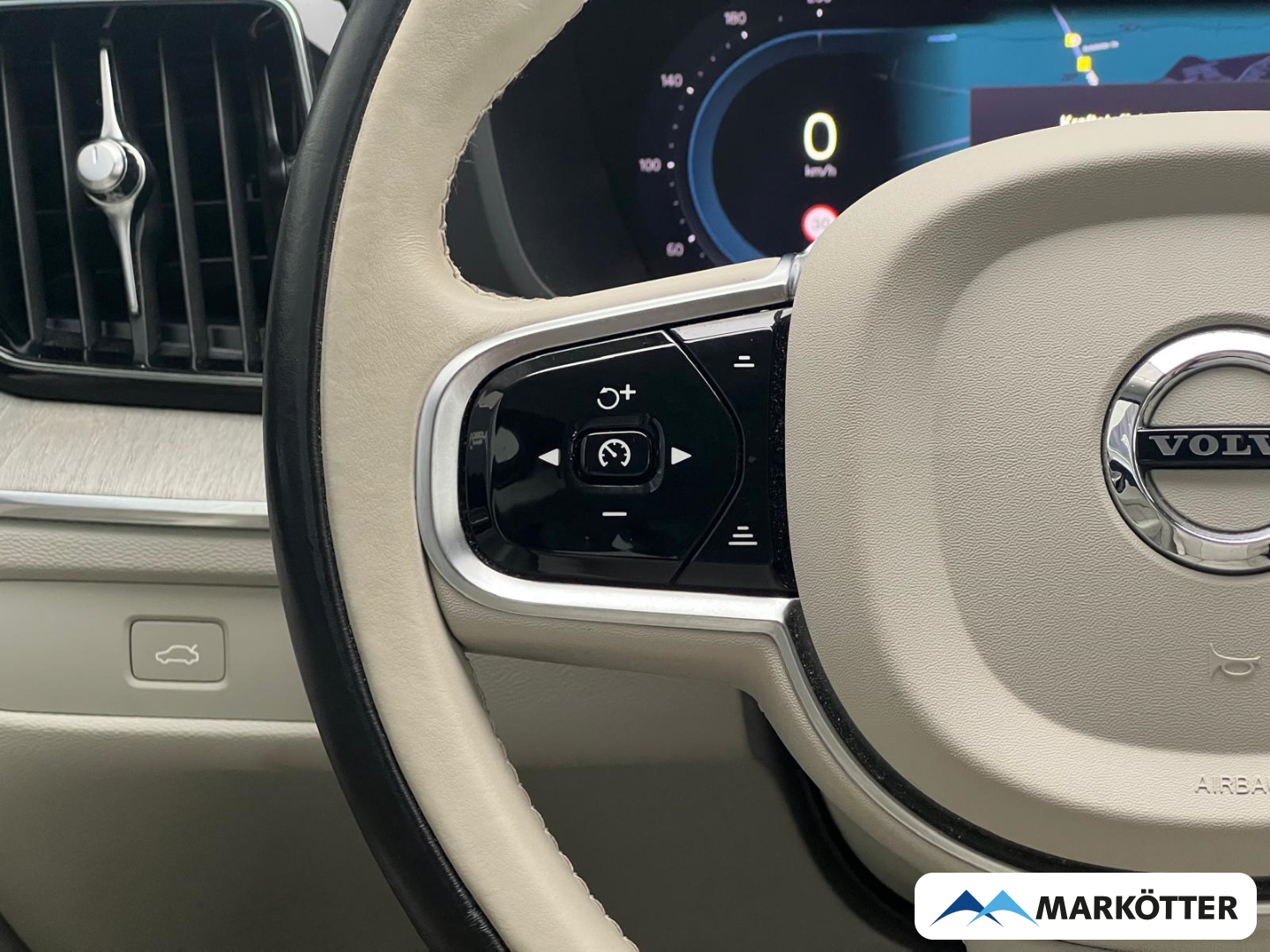 Fahrzeugabbildung Volvo XC60 B4 Plus Bright 4xSHZ/CAM/BLIS/ACC/AHK