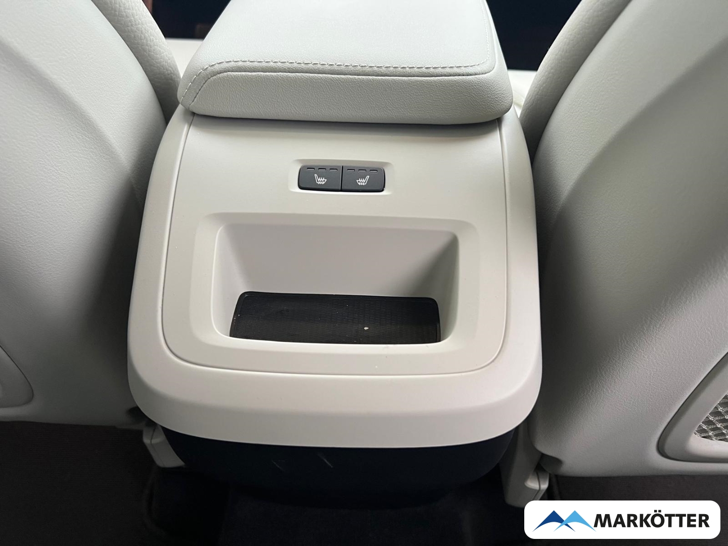 Fahrzeugabbildung Volvo XC60 B4 Plus Bright 4xSHZ/CAM/BLIS/ACC/AHK