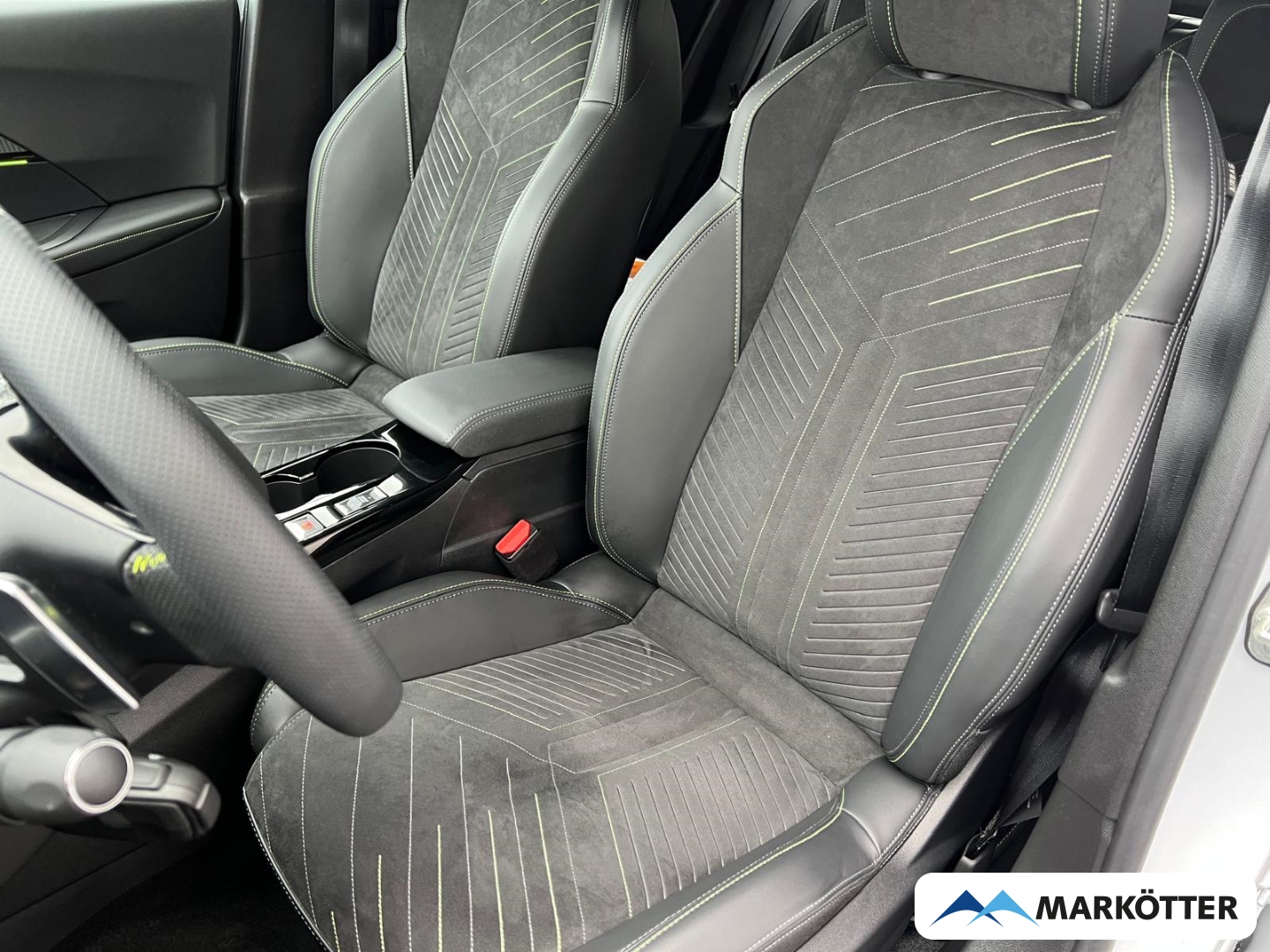 Fahrzeugabbildung Peugeot 2008 GT PureTech 130 SHZ/MSGE/360°/ACC/BLIS