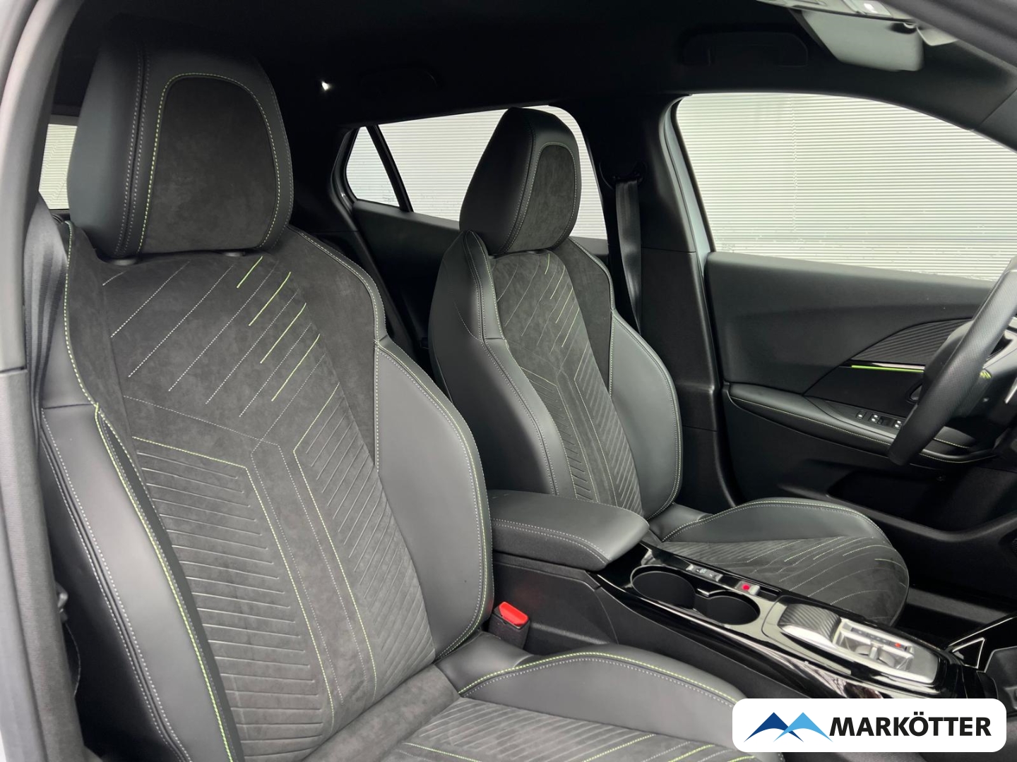 Fahrzeugabbildung Peugeot 2008 GT PureTech 130 SHZ/MSGE/360°/ACC/BLIS