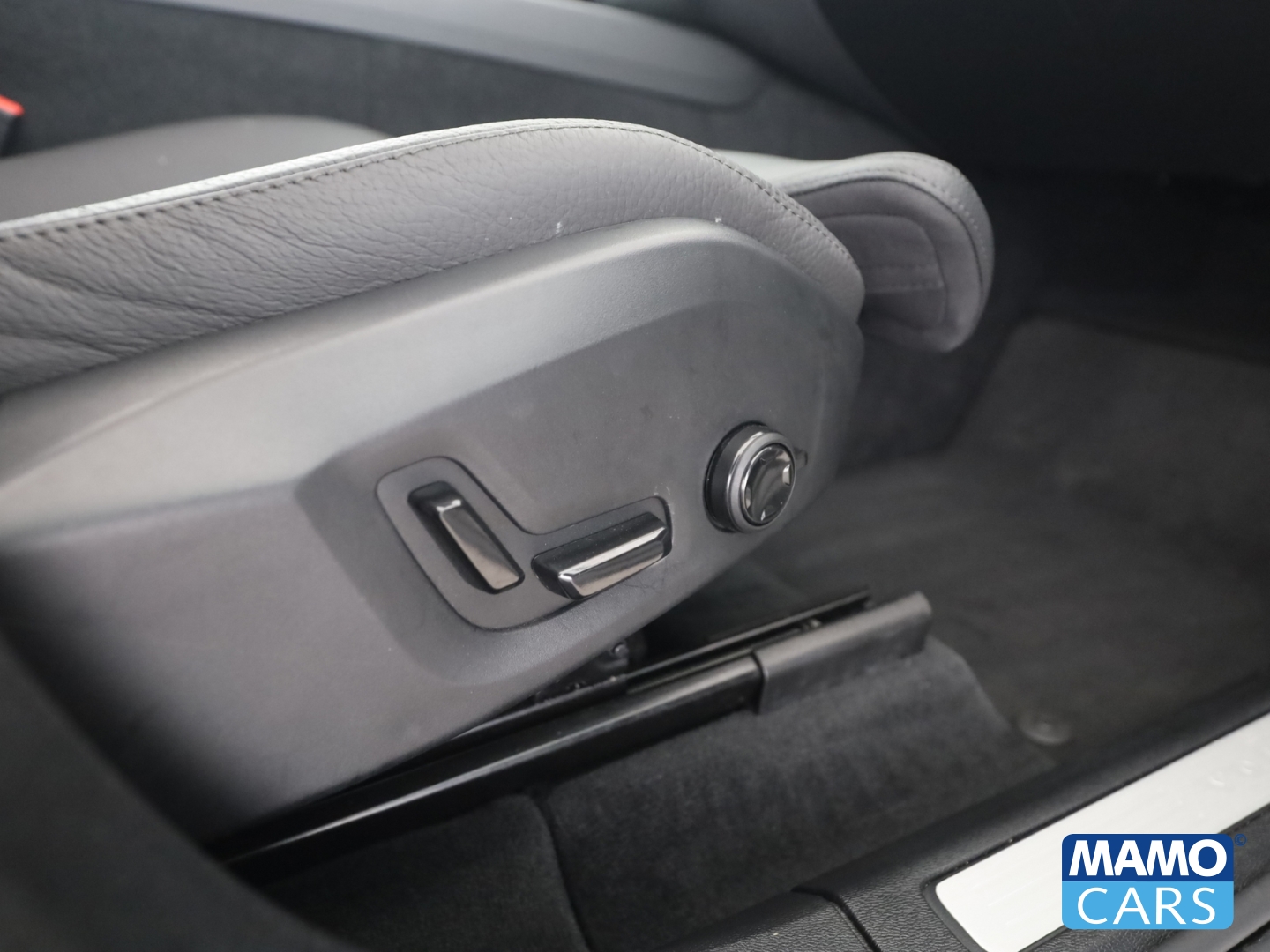 Fahrzeugabbildung Volvo XC60 B5 AWD Ultra Dark AHK/ACC/PANO/360°/FOUR-C