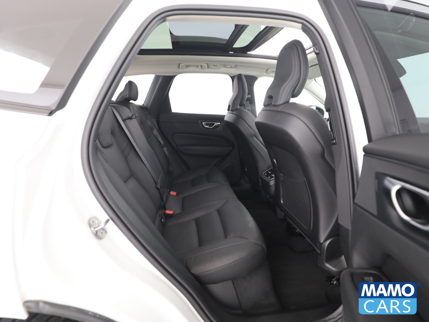 Fahrzeugabbildung Volvo XC60 B5 AWD Ultra Dark AHK/ACC/PANO/360°/FOUR-C