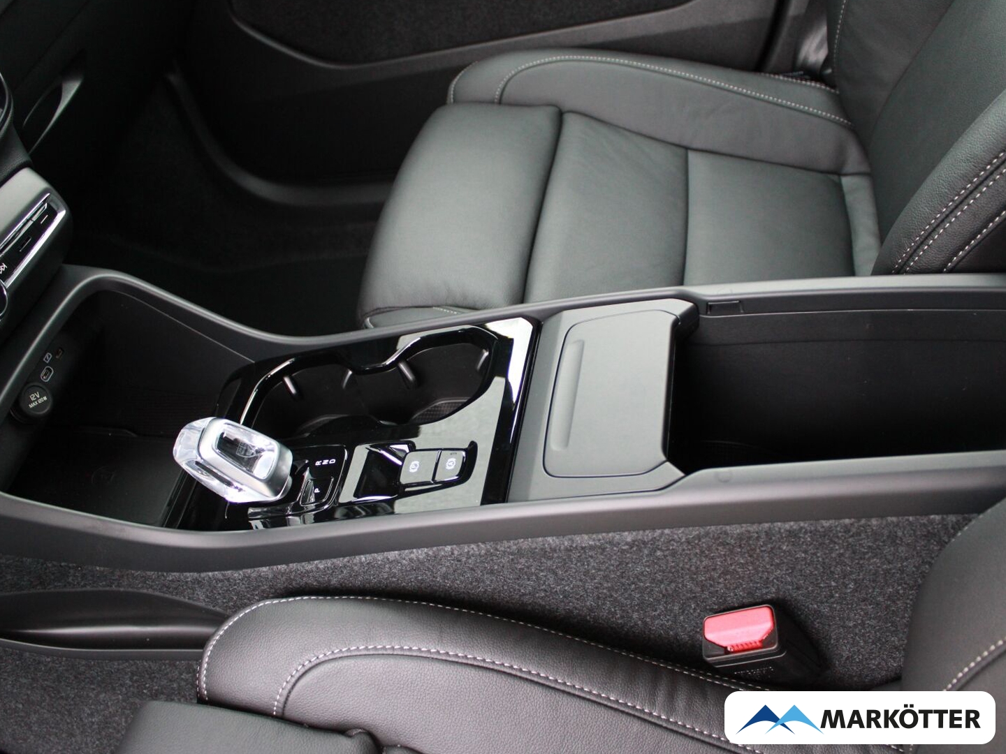 Fahrzeugabbildung Volvo XC40 B4 Plus Dark/GJR/360°CAM/Privacy/FSHZ/