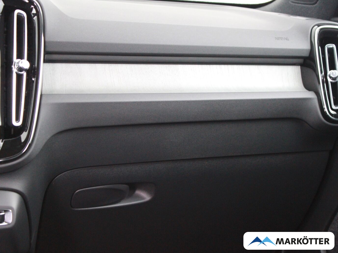 Fahrzeugabbildung Volvo XC40 B4 Plus Dark/GJR/360°CAM/Privacy/FSHZ/