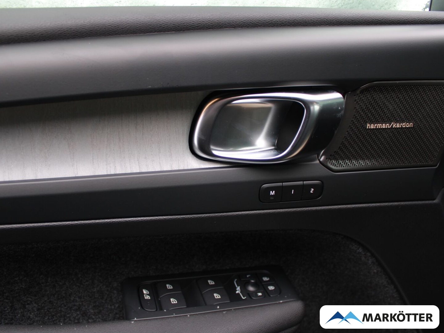 Fahrzeugabbildung Volvo XC40 B4 Plus Dark/GJR/360°CAM/Privacy/FSHZ/