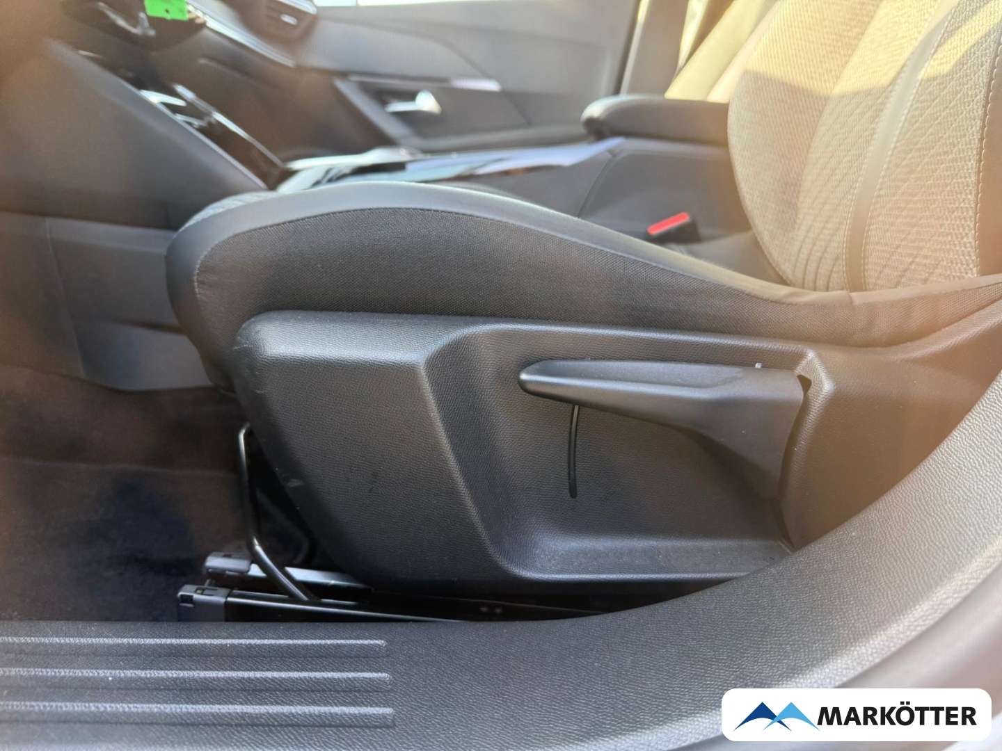 Fahrzeugabbildung Peugeot 2008 1.2 Allure SHZ/PDC V+H/CRPLY/LED