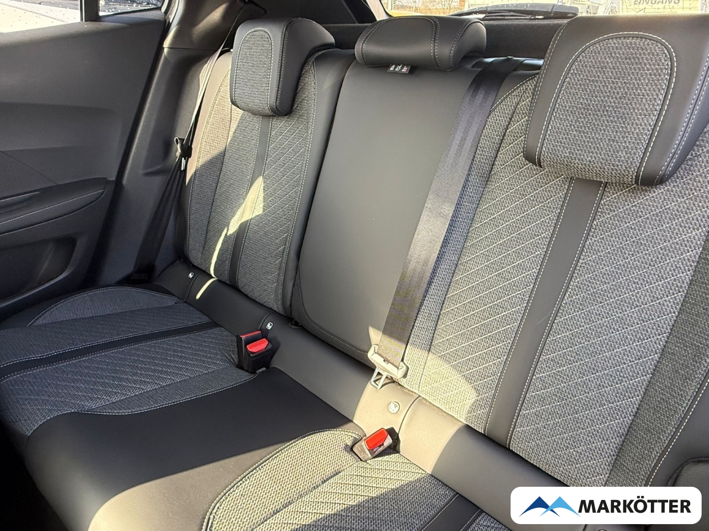 Fahrzeugabbildung Peugeot 2008 1.2 Allure SHZ/PDC V+H/CRPLY/LED