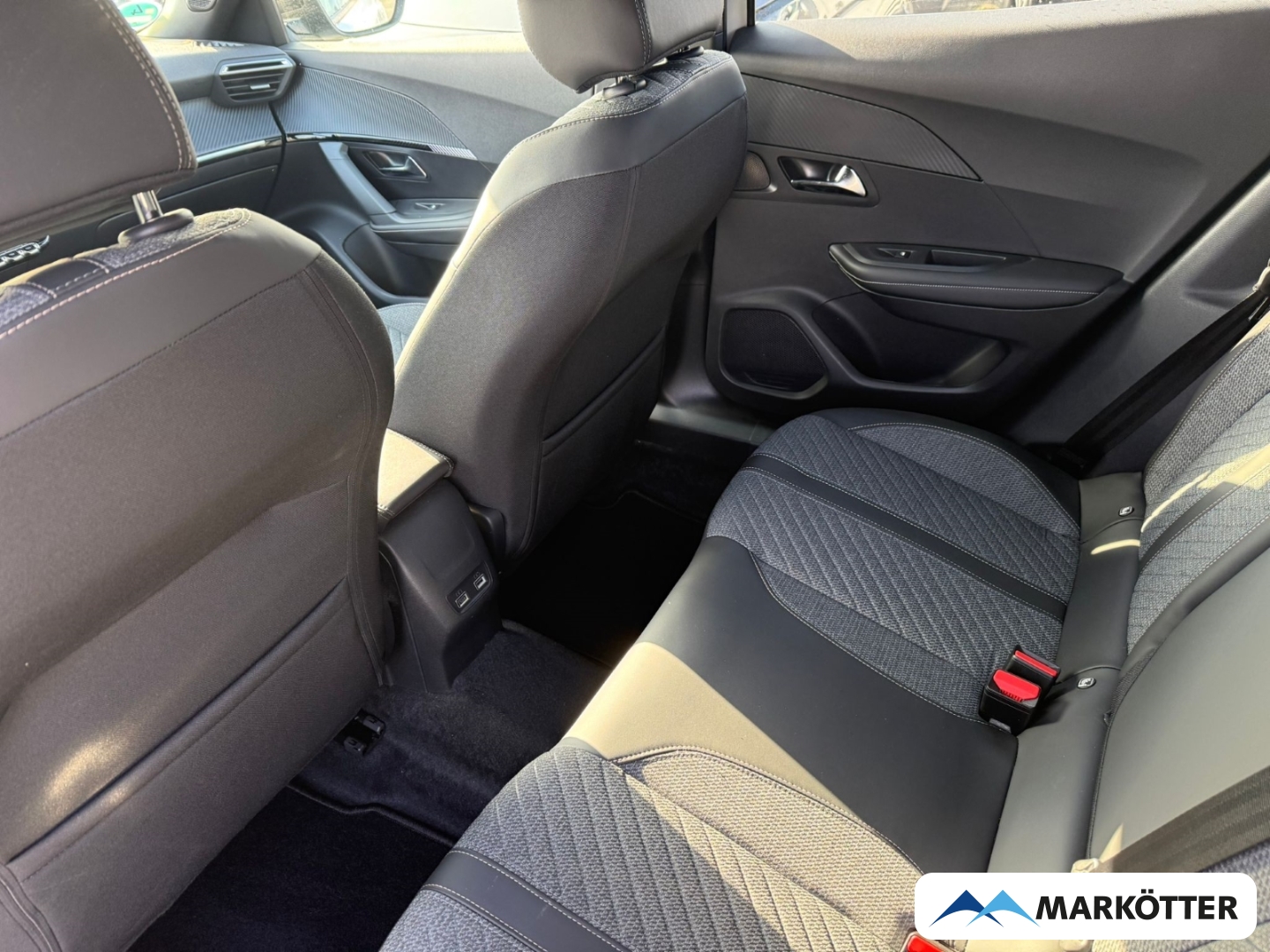 Fahrzeugabbildung Peugeot 2008 1.2 Allure SHZ/PDC V+H/CRPLY/LED