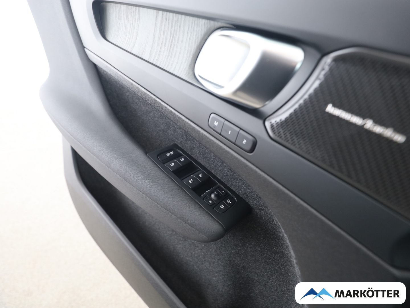 Fahrzeugabbildung Volvo XC40 Plus Dark 2WD B4 20''/Pano/LHZ/SHZ/FSHZ