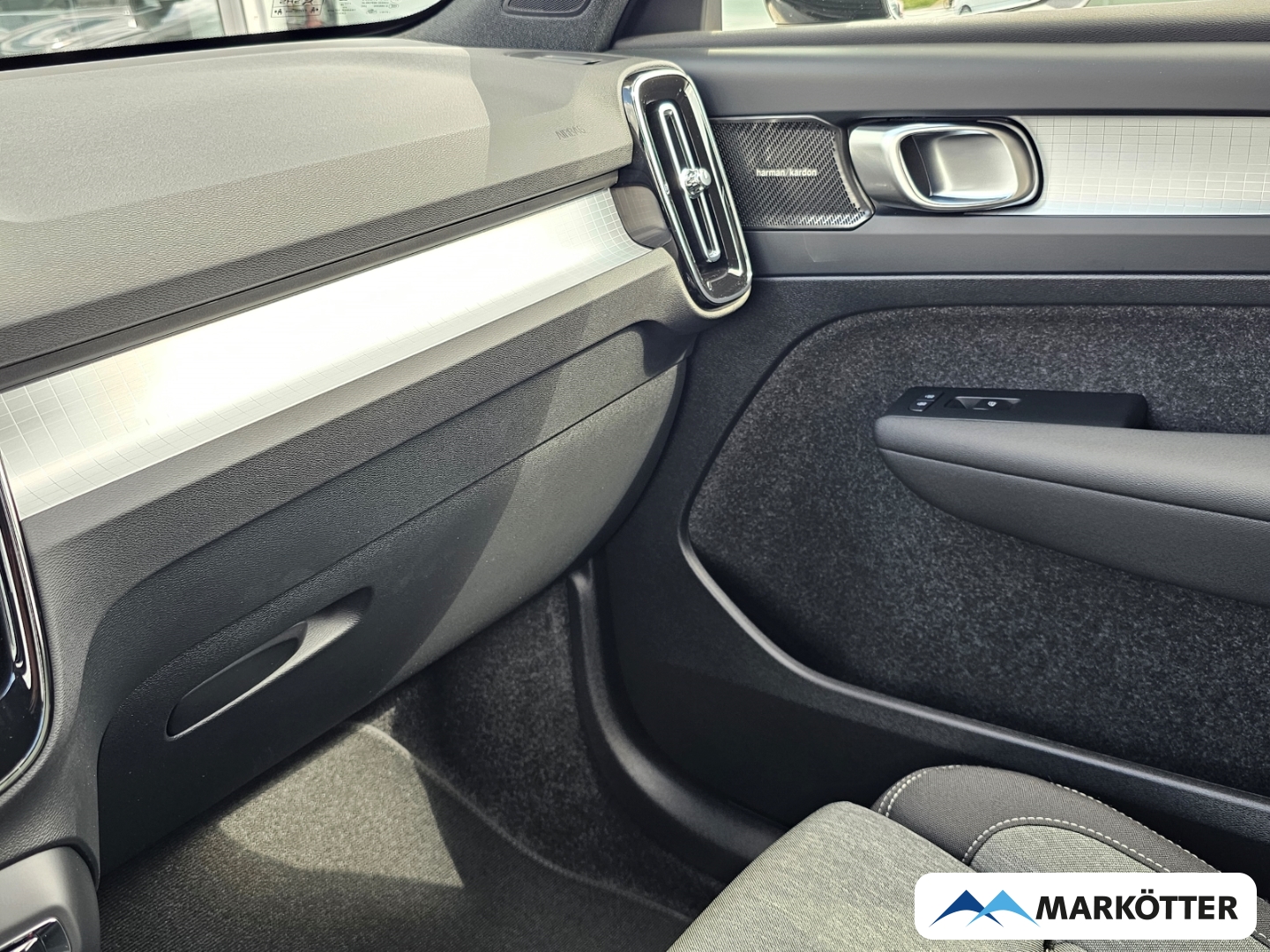 Fahrzeugabbildung Volvo XC40 Plus Black Edition 2WD /SHZ+LHZ/360°CAM/H&K