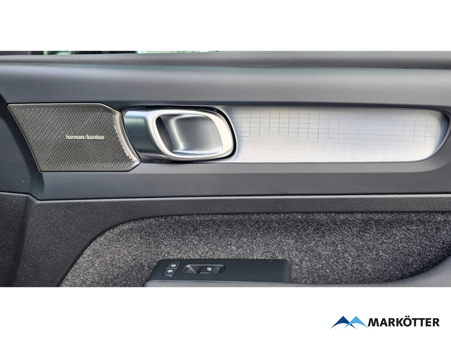Fahrzeugabbildung Volvo XC40 Plus Black Edition 2WD /SHZ+LHZ/360°CAM/H&K