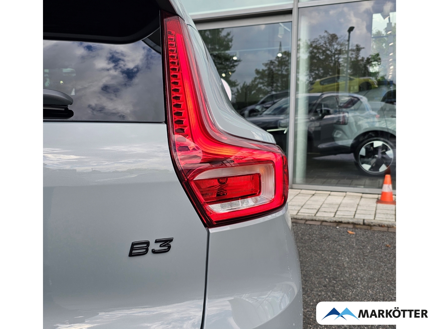 Fahrzeugabbildung Volvo XC40 Plus Black Edition 2WD /SHZ+LHZ/360°CAM/H&K